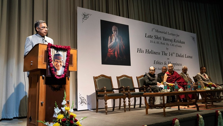 Shrikant Krishan, Sohn von Yuvraj Krishan, begrüsst die Redner und Gäste der ersten Yuvraj Krishan Gedenkvorlesung mit Seiner Heiligkeit dem Dalai Lama in Neu Delhi, Indien am 8. Dezember 2018. Foto: Lobsang Tsering