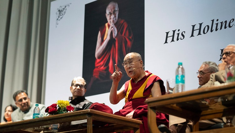 Seine Heiligkeit der Dalai Lama spricht während der ersten Yuvraj Krishan Gedenkvorlesung in Neu Delhi, Indien am 8. Dezember 2018. Foto: Lobsang Tsering