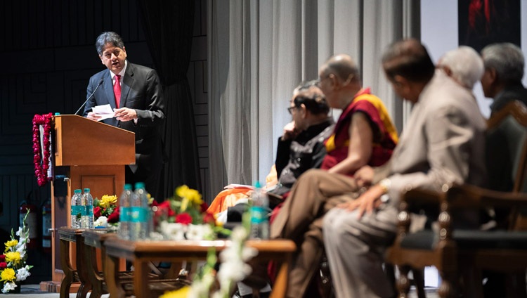 Vikram Chandra, ehemaliger TV-Moderator, liest die Fragen aus dem Publikum für Seine Heiligkeit den Dalai Lama und die anderen Rednern vor - in Neu Delhi, Indien am 8. Dezember 2018. Foto: Lobsang Tsering