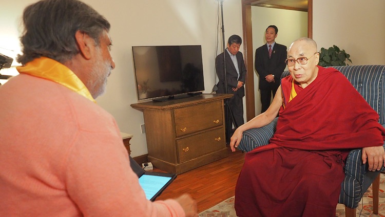 Seine Heiligkeit der Dalai Lama im Gespräch mit Ramesh Sharma für dessen Dokumentarfilm über Gandhis Botschaft der Gewaltlosigkeit. Neu Delhi, Indien am 10. Dezember 2018. Foto: Jeremy Russell