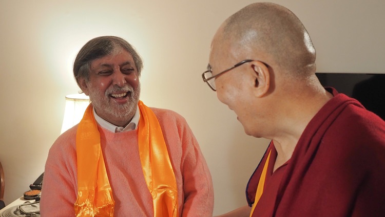 Ramesh Sharma, preisgekrönter Filmemacher Indiens, und Seine Heiligkeit der Dalai Lama nach ihrem Gespräch über Gandhi. Neu Delhi, Indien am 10. Dezember 2018. Foto: Jeremy Russell