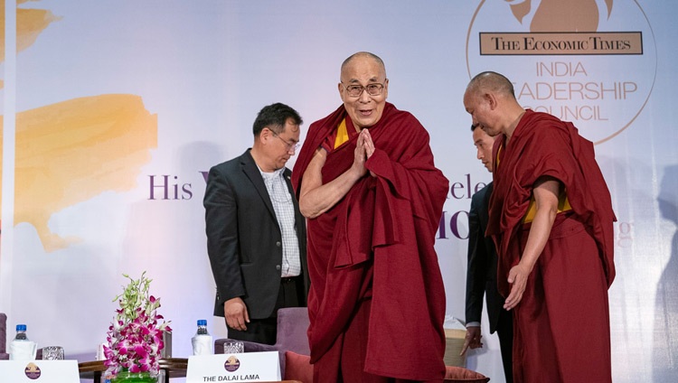 Seine Heiligkeit der Dalai Lama grüsst das Publikum zu Beginn seiner Ansprache für den India Leadership Council von The Economic Times. Neu Delhi, Indien am 10. Dezember 2018. Foto: Tenzin Choejor