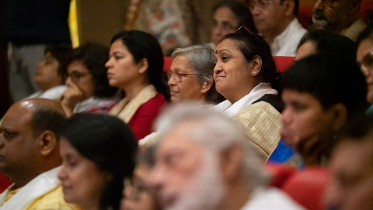 Das Publikum hört der Rede Seiner Heiligkeit des Dalai Lama an der Eröffnung der Tagung über liebende Güte an der Universität von Mumbai zu. Mumbai, Indien am 12. Dezember 2018. Foto: Lobsang Tsering