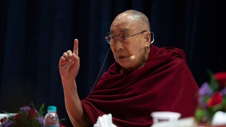 Seine Heiligkeit der Dalai Lama spricht an der Tagung über das Konzept von Maitri (liebende Güte) in Buddhismus an der Universität von Mumbai. Mumbai, Indien am 12. Dezember 2018. Foto: Lobsang Tsering