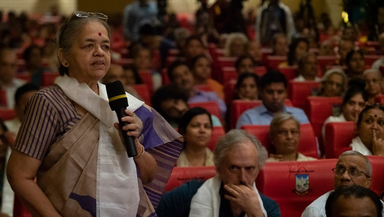 Jemand aus dem Publikum stellt Seiner Heiligkeit dem Dalai Lama eine Frage während der Tagung über das Konzept von Maitri (liebende Güte) in Buddhismus an der Universität von Mumbai. Mumbai, Indien am 12. Dezember 2018. Foto: Lobsang Tsering