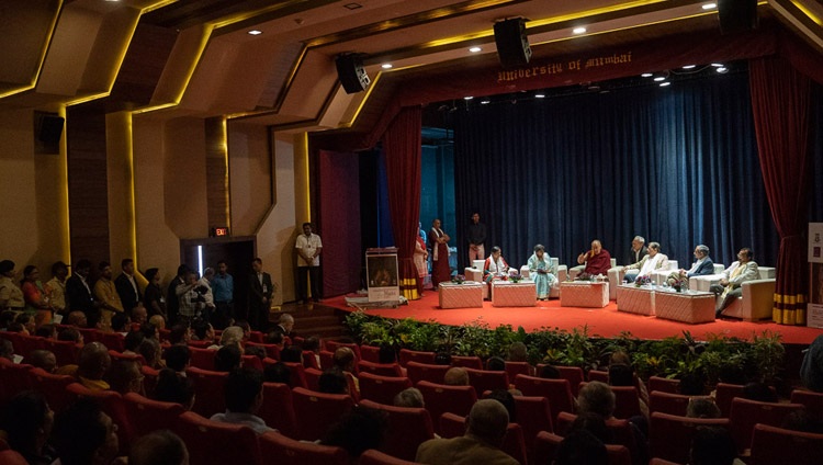 Seine Heiligkeit der Dalai Lama nimmt an der Eröffnung der Tagung über das Konzept von Maitri (liebende Güte) in Buddhismus an der Universität von Mumbai teil. Mumbai, Indien am 12. Dezember 2018. Foto: Lobsang Tsering