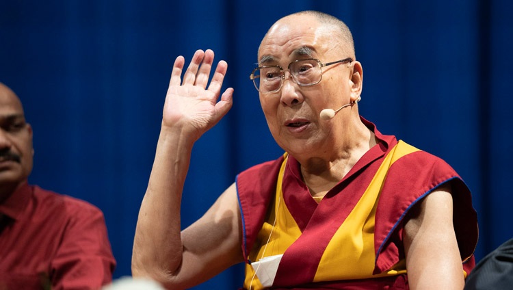 Seine Heiligkeit der Dalai Lama spricht über 'Mitgefühl und die Notwendigkeit einer Universellen Verantwortung' an der 25-jährigen Jubiläumsfeier des Guru Nanak College. Mumbai, Indien am 13. Dezember 2018. Foto: Lobsang Tsering