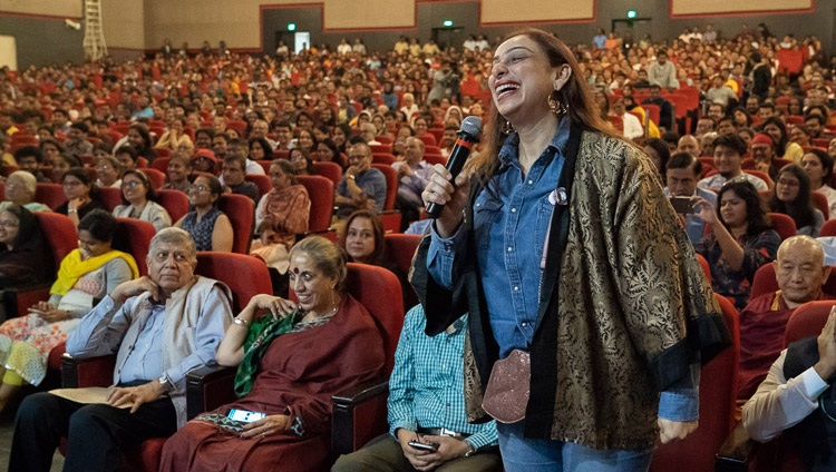 Jemand aus dem Publikum stellt Seiner Heiligkeit dem Dalai Lama nach seinem Vortrag eine Frage am Indian Institute of Technology Bombay. Mumbai, Indien am 14. Dezember 2018. Foto: Lobsang Tsering