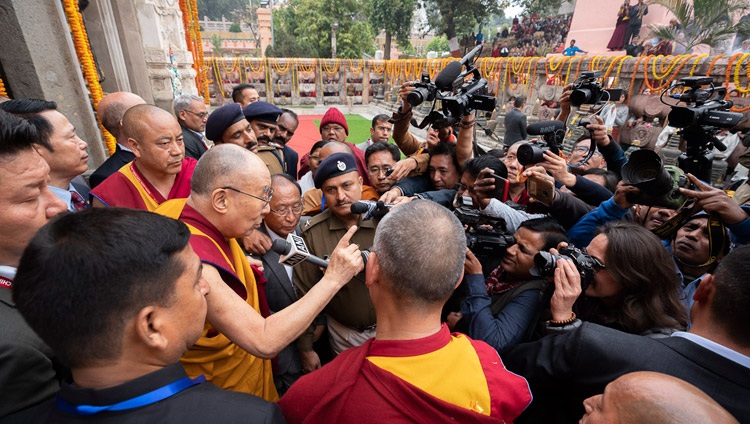 Seine Heiligkeit der Dalai Lama spricht mit Pressevertretern vor dem Mahabodhi-Tempel. Bodhgaya, Bihar, Indien am 17. Dezember 2018. Foto: Tenzin Choejor