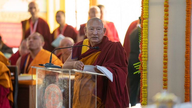 Kirti Rinpoche begrüsst Seine Heiligkeit den Dalai Lama zu Beginn der Konferenz über Tsongkhapas "Essenz der Wahren Eloquenz", die vom Kirti Kloster veranstaltet wird. Bodhgaya, Bihar, Indien am 19. Dezember 2018. Foto: Lobsang Tsering