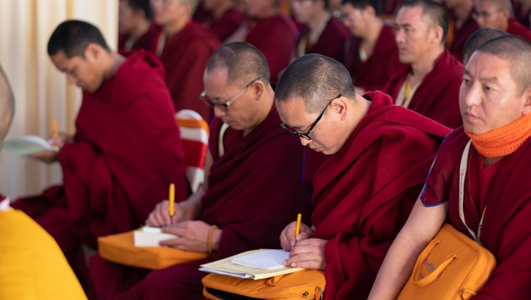 Mönche von verschiedenen Traditionen verfolgen die Ausführungen von Seiner Heiligkeit dem Dalai Lama an der Konferenz über Tsongkhapas "Essenz der Wahren Eloquenz". Bodhgaya, Bihar, Indien am 19. Dezember 2018. Foto: Lobsang Tsering