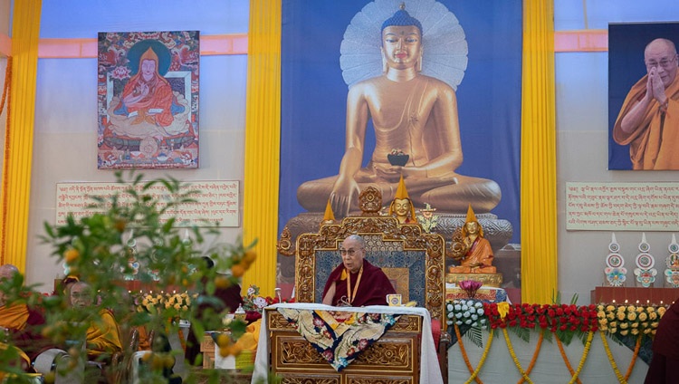 Seine Heiligkeit der Dalai Lama spricht an der Eröffnung der Konferenz über Tsongkhapas "Essenz der Wahren Eloquenz", veranstaltet vom Kirti Kloster. Bodhgaya, Bihar, Indien am 19. Dezember 2018. Foto: Lobsang Tsering