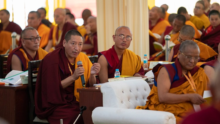 Mönche von verschiedenen Traditionen verfolgen die Ausführungen von Seiner Heiligkeit dem Dalai Lama an der Konferenz über Tsongkhapas "Essenz der Wahren Eloquenz". Bodhgaya, Bihar, Indien am 19. Dezember 2018. Foto: Lobsang Tsering