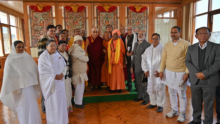 Seine Heiligkeit der Dalai Lama mit den Mitgliedern des Interreligiösen Forums aus Gaya. Bodhgaya, Bihar, Indien am 21. Dezember 2018. Foto: Ehrw. Tenzin Jamphel