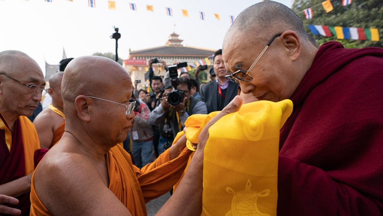 Abt Dr Phra Bhodhinandhamunee begrüsst Seine Heiligkeit den Dalai Lama am Watpa Tempelkomplex. Bodhgaya, Bihar, Indien am 22. Dezember 2018. Foto: Lobsang Tsering