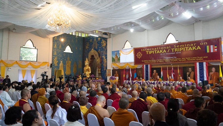 Ein Blick auf die Versammlung während der Eröffnung des internationalen Seminars über Tripitaka/Tipitaka mit Seiner Heiligkeit dem Dalai Lama. Bodhgaya, Bihar, Indien am 22. Dezember 2018. Foto: Lobsang Tsering