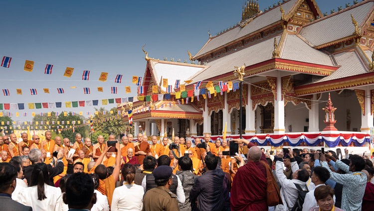 Seine Heiligkeit der Dalai Lama mit Teilnehmenden des internationalen Seminars über Tripitaka/Tipitaka. Bodhgaya, Bihar, Indien am 22. Dezember 2018. Foto: Lobsang Tsering