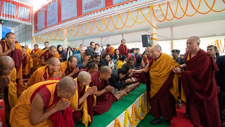 Seine Heiligkeit der Dalai Lama kommt auf dem Kalachakra-Gelände zum ersten Tag seiner Unterweisungen an. Bodhgaya, Bihar, Indien am 24. Dezember 2018. Foto: Lobsang Tsering