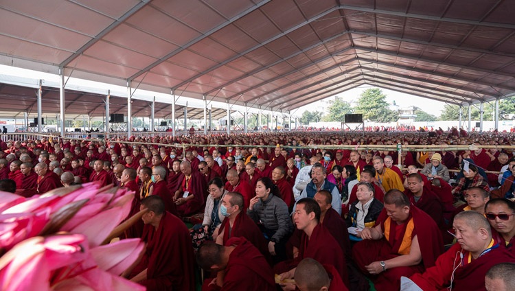 Mönche, Nonnen und Laien aus der ganzen Welt - von 69 Ländern - nehmen an den Unterweisungen von Seiner Heiligkeit dem Dalai Lama teil. Bodhgaya, Bihar, Indien am 24. Dezember 2018. Foto: Lobsang Tsering