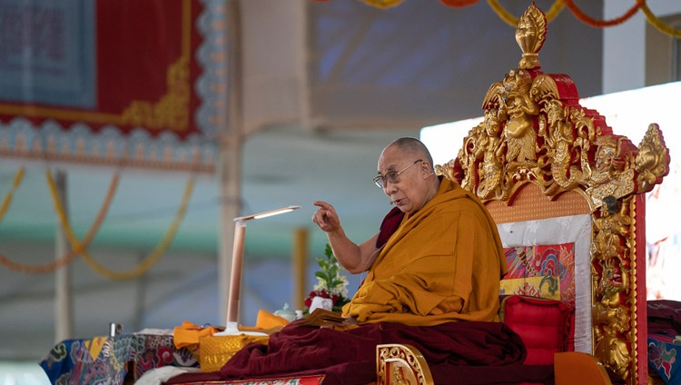 Seine Heiligkeit der Dalai Lama spricht vor einer Menschenmenge von über 15'000 auf dem Kalachakra-Gelände. Bodhgaya, Bihar, Indien am 24. Dezember 2018. Foto: Lobsang Tsering
