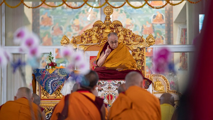 Seine Heiligkeit der Dalai Lama liest aus dem Unterweisungstext ‚Die 37 Praktiken eines Bodhisattvas‘. Bodhgaya, Bihar, Indien am 24. Dezember 2018. Foto: Lobsang Tsering
