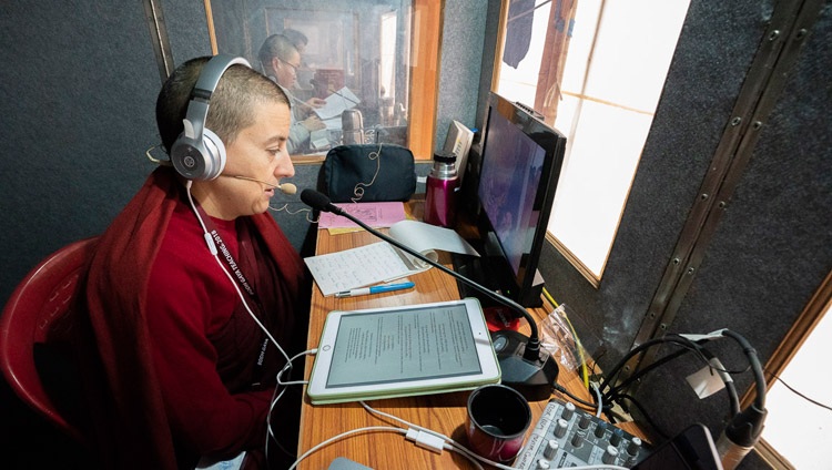 Die Spanisch-Übersetzerin, eine von 13 übersetzten Sprachen, während der Arbeit bei den Unterweisungen von Seiner Heiligkeit dem Dalai Lama. Bodhgaya, Bihar, Indien am 24. Dezember 2018. Foto: Lobsang Tsering