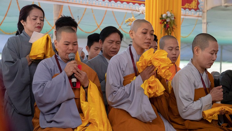 Vietnamesische Buddhisten rezitieren das Herz-Sutra zu Beginn der Unterweisungen von Seiner Heiligkeit dem Dalai Lama. Bodhgaya, Bihar, Indien am 25. Dezember 2018. Foto: Lobsang Tsering