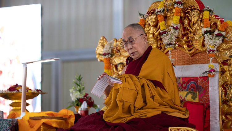 Seine Heiligkeit der Dalai Lama liest aus dem Text ‚Die 37 Praktiken eines Bodhisattvas‘. Bodhgaya, Bihar, Indien am 25. Dezember 2018. Foto: Lobsang Tsering