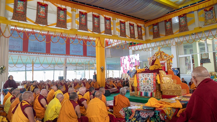 Ein Blick auf die Bühne während den Unterweisungen von Seiner Heiligkeit dem Dalai Lama. Bodhgaya, Bihar, Indien am 25. Dezember 2018. Foto: Lobsang Tsering