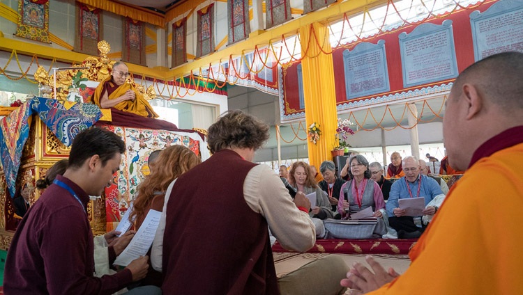 Buddhisten aus dem Westen rezitieren das Herzsutra zu Beginn der Unterweisungen von Seiner Heiligkeit dem Dalai Lama. Bodhgaya, Bihar, Indien am 26. Dezember 2018. Foto: Lobsang Tsering