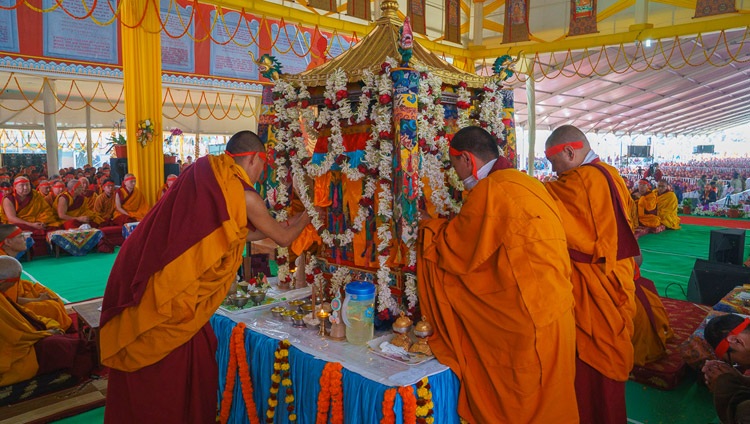 Mönche des Namgyal-Klosters öffnen das Mandala-Pavillion für die Ermächtigung durch Seine Heiligkeit den Dalai Lama. Bodhgaya, Bihar, Indien am 26. Dezember 2018. Foto: Lobsang Tsering