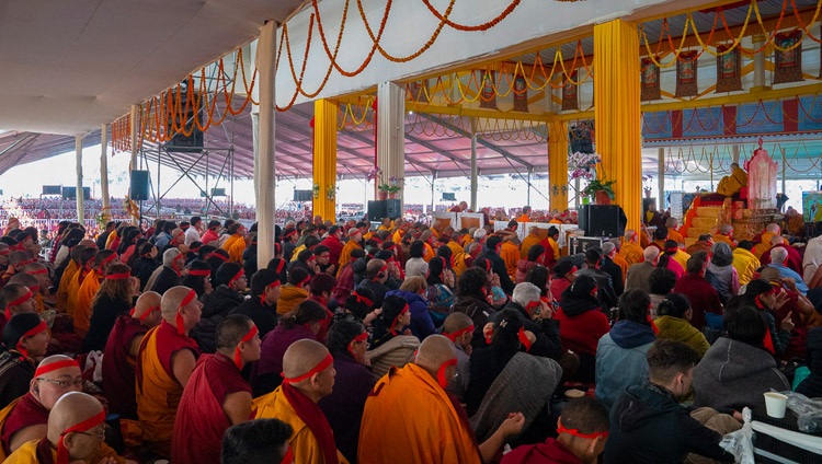 Die Teilnehmenden tragen rituelle Augenbinden während der Ermächtigungszeremonie durch Seine Heiligkeit den Dalai Lama. Bodhgaya, Bihar, Indien am 26. Dezember 2018. Foto: Lobsang Tsering