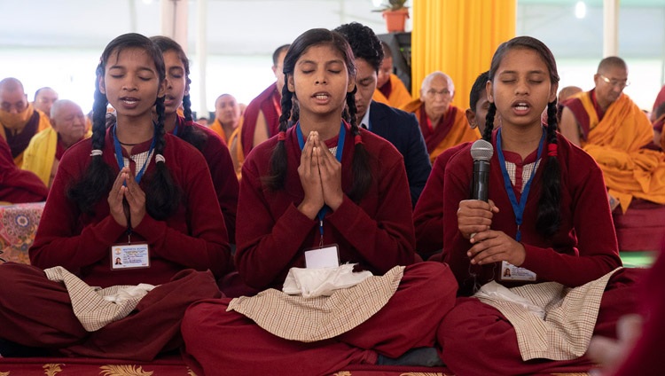 Schülerinnen der Maitreya-Schule rezitieren das Herzsutra zu Beginn des ersten Tages des Manjushri-Zyklus der Lehren. Bodhgaya, Bihar, Indien am 28. Dezember 2018. Foto von Lobsang Tsering
