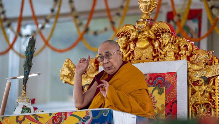 Seine Heiligkeit der Dalai Lama spricht am ersten Tag des Manjushri Zyklus der Lehren. Bodhgaya, Bihar, Indien am 28. Dezember 2018. Foto von Lobsang Tsering