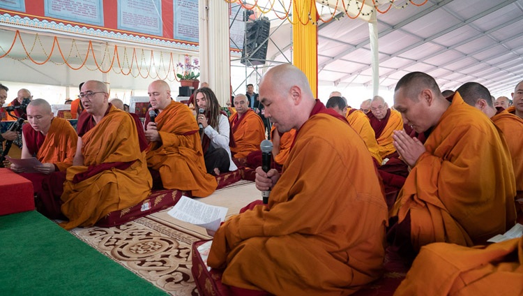 Zu Beginn der Ermächtigung durch Seine Heiligkeit den Dalai Lama wird das Herzsutra rezitiert. Bodhgaya, Bihar, Indien am 30. Dezember 2018. Foto: Lobsang Tsering
