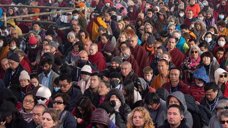 Über 16‘000 Menschen aus der ganzen Welt nehmen an der Langlebens-Ermächtigung durch Seine Heiligkeit den Dalai Lama auf dem Kalachakra-Gelände teil. Bodhgaya, Bihar, Indien am 30. Dezember 2018. Foto: Lobsang Tsering