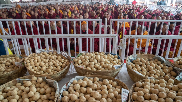 Von Seiner Heiligkeit dem Dalai Lama gesegnete Langlebens-Pillen, die den rund 16‘000 Teilnehmenden der Langlebens-Ermächtigung verteilt werden. Bodhgaya, Bihar, Indien am 30. Dezember 2018. Foto: Lobsang Tsering