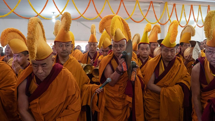Mönche des Namgyal-Klosters begrüssen mit traditionellen Instrumenten Seine Heiligkeit den Dalai Lama auf dem Kalachakra-Gelände. Bodhgaya, Bihar, Indien am 31. Dezember 2018. Foto: Lobsang Tsering