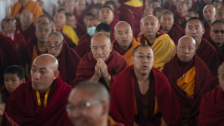 Teilnehmende verfolgen die Langlebenszeremonie für Seine Heiligkeit den Dalai Lama auf dem Kalachakra-Gelände. Bodhgaya, Bihar, Indien am 31. Dezember 2018. Foto: Lobsang Tsering