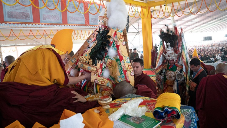 Das Orakel von Nechung Dorje Drakden in Trance vor Seiner Heiligkeit dem Dalai Lama und dahinter das Orakel von Nyenchen Thangla. Bodhgaya, Bihar, Indien am 31. Dezember 2018. Foto: Lobsang Tsering
