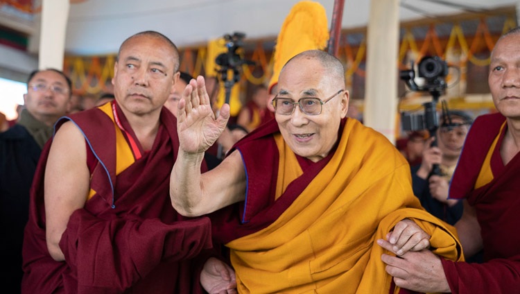 Seine Heiligkeit der Dalai Lama verabschiedet sich nach der Langlebenszeremonie von den Teilnehmenden. Bodhgaya, Bihar, Indien am 31. Dezember 2018. Foto: Lobsang Tsering