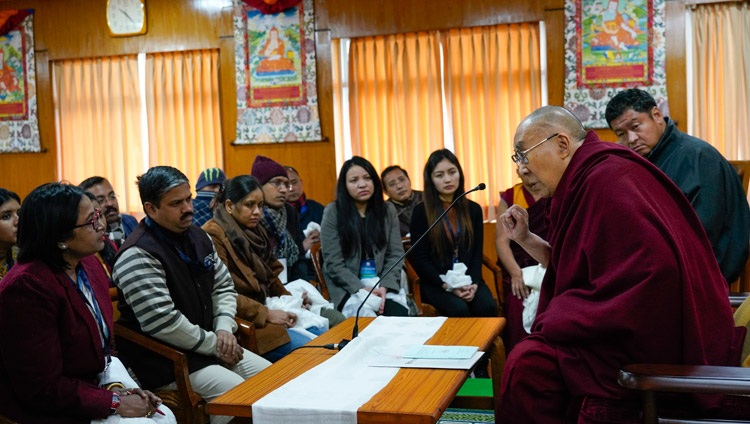 Seine Heiligkeit der Dalai Lama im Gespräch mit jungen indischen Wissenschaftlern in seiner Residenz. In Dharamsala, HP, Indien am 24. Januar 2019. Foto: Ehrw. Tenzin Jamphel