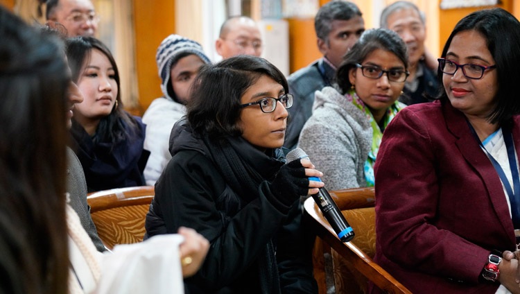 Eine junge indische Wissenschaftlerin stellt Seiner Heiligkeit dem Dalai Lama ein Frage. In Dharamsala, HP, Indien am 24. Januar 2019. Foto: Ehrw. Tenzin Jamphel