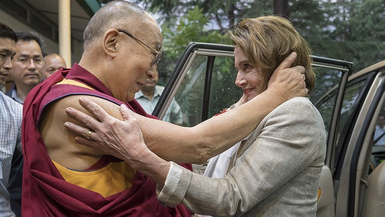 Seine Heiligkeit der Dalai Lama begrüßt Nancy Pelosi in seiner Residenz in Dharamsala im Rahmen einer Delegationsreise von amerikanischen Kongressabgeordneten in der tibetischen Gemeinschaft. Dharamsala, HP, Indien am 9. Mai 2017. Foto: Tenzin Choejor