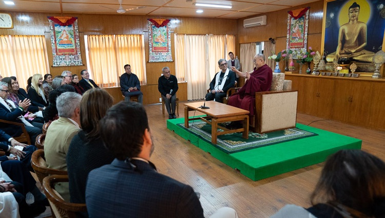 Seine Heiligkeit der Dalai Lama im Gespräch mit den Teilnehmenden am Ende des Dialogs mit Deepak Chopra und Freunden. In Dharamsala, HP, Indien am 11. Februar 2019. Foto: Tenzin Choejor