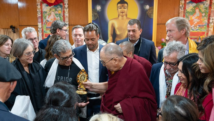 Seine Heiligkeit der Dalai Lama überreicht Deepak Chopra als Erinnerung ein Rad des Dharma. In Dharamsala, HP, Indien am 11. Februar 2019. Foto: Tenzin Choejor