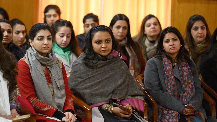 Mitglieder der Young FICCI Ladies Organisation hören den Ausführungen Seiner Heiligkeit des Dalai Lama zu. In Dharamsala, HP, Indien am 18. Februar 2019. Foto: Tenzin Choejor