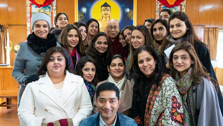 Seine Heiligkeit der Dalai Lama posiert für ein Gruppenfoto mit Mitgliedern der Young FICCI Ladies Organisation. In Dharamsala, HP, Indien am 18. Februar 2019. Foto: Tenzin Choejor