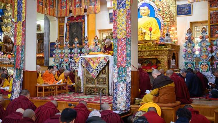 Seine Heiligkeit der Dalai Lama liest aus dem Text für die Unterweisungen am letzten Tag des Grossen Gebetsfestes. In Dharamsala, HP, Indien am 19. Februar 2019. Foto: Tenzin Choejor