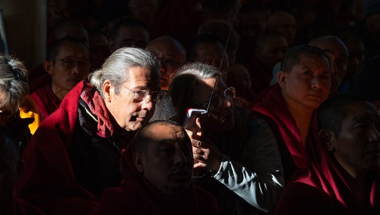 Teilnehmende verfolgen die Unterweisung von Seiner Heiligkeit dem Dalai Lama am letzten Tag des Grossen Gebetsfestes. In Dharamsala, HP, Indien am 19. Februar 2019. Foto: Tenzin Choejor
